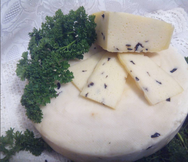 Сыр качотта с маслинами