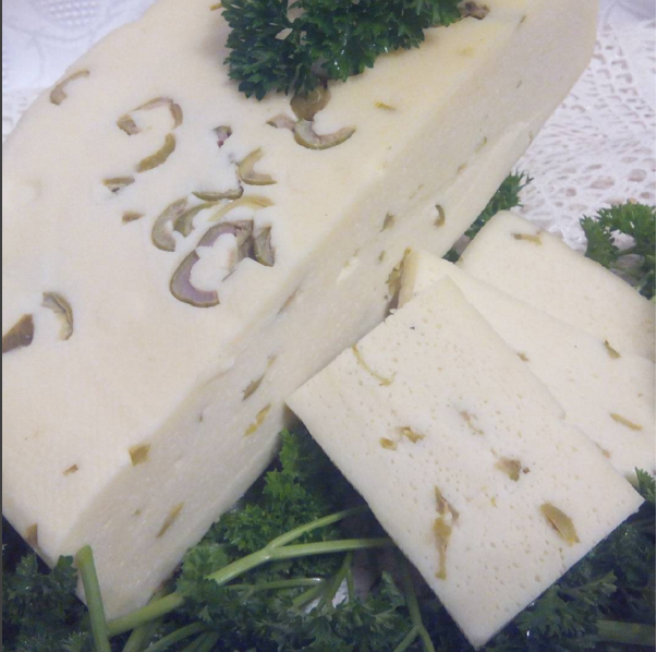 Сыр качотта с оливками